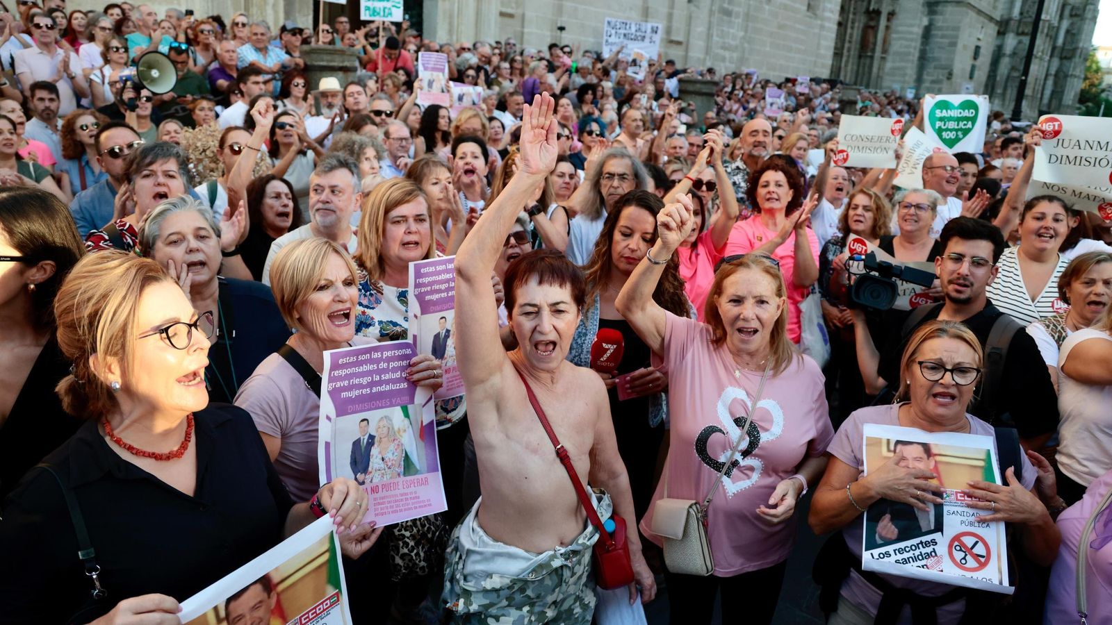 Manifestación en Sevilla de las afectadas por el cribado del cáncer de mama.