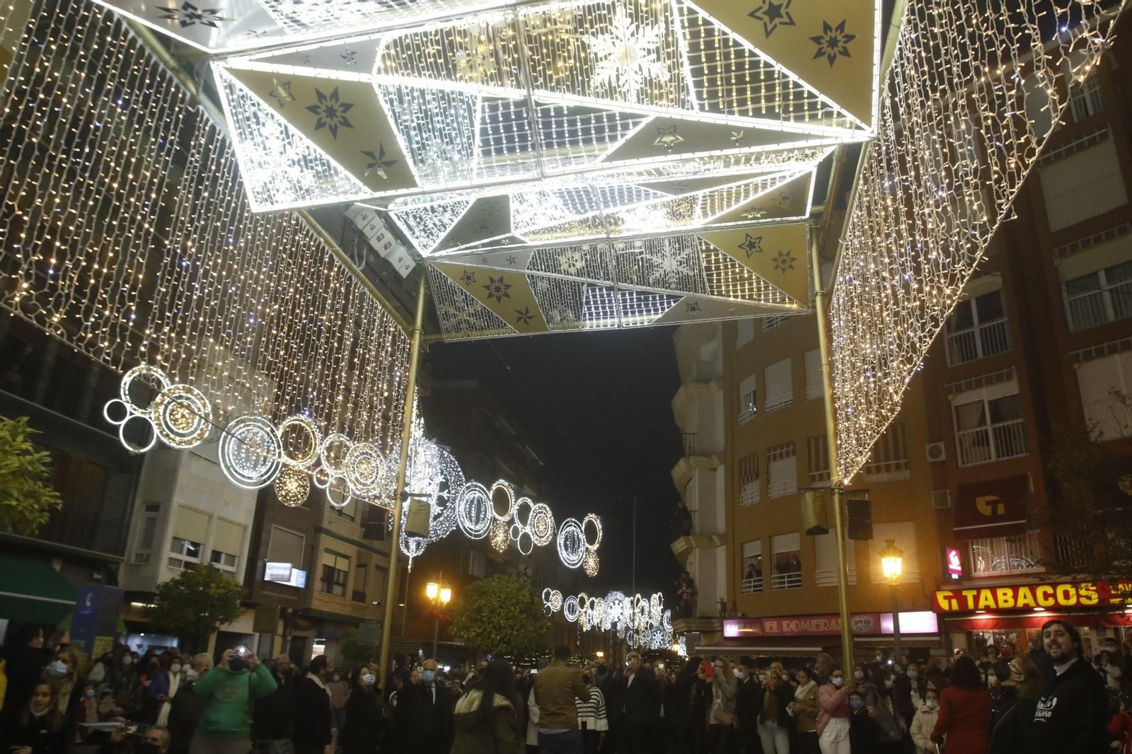 El encendido del espectacular alumbrado navideño de Puente Genil, en fotografías