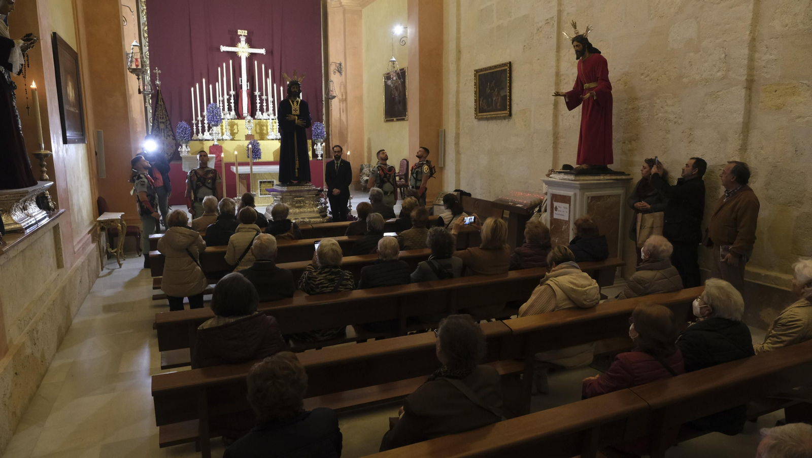 Imágenes del multitudinario besapiés del Cristo de Medinaceli en la Catedral de Almería