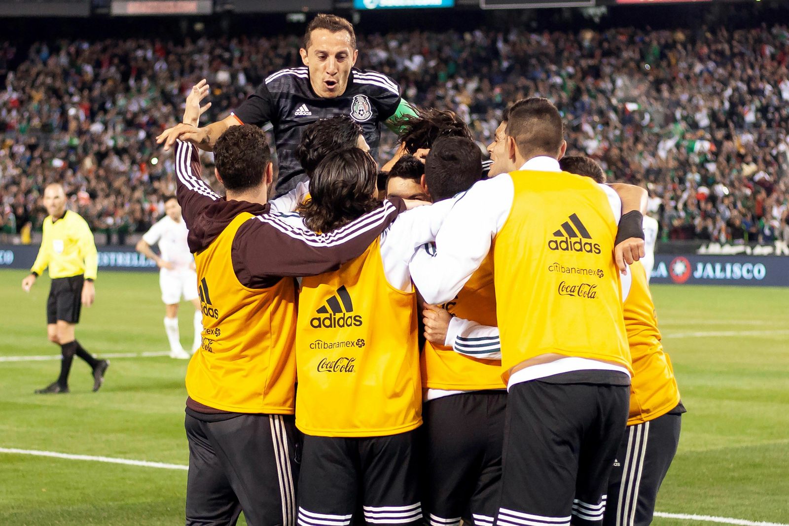 Andrés Guardado celebra con sus compañeros uno de los goles ante Chile.