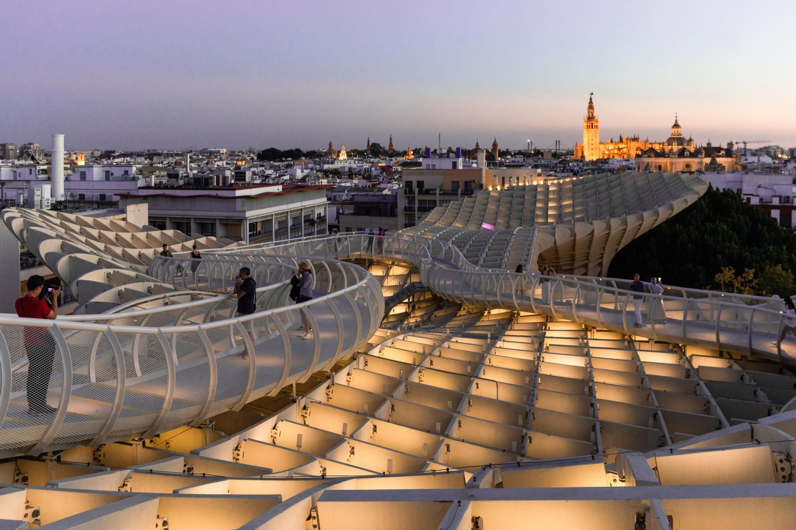 Las Setas de la Plaza de la Encarnación con la Catedral al fondo.