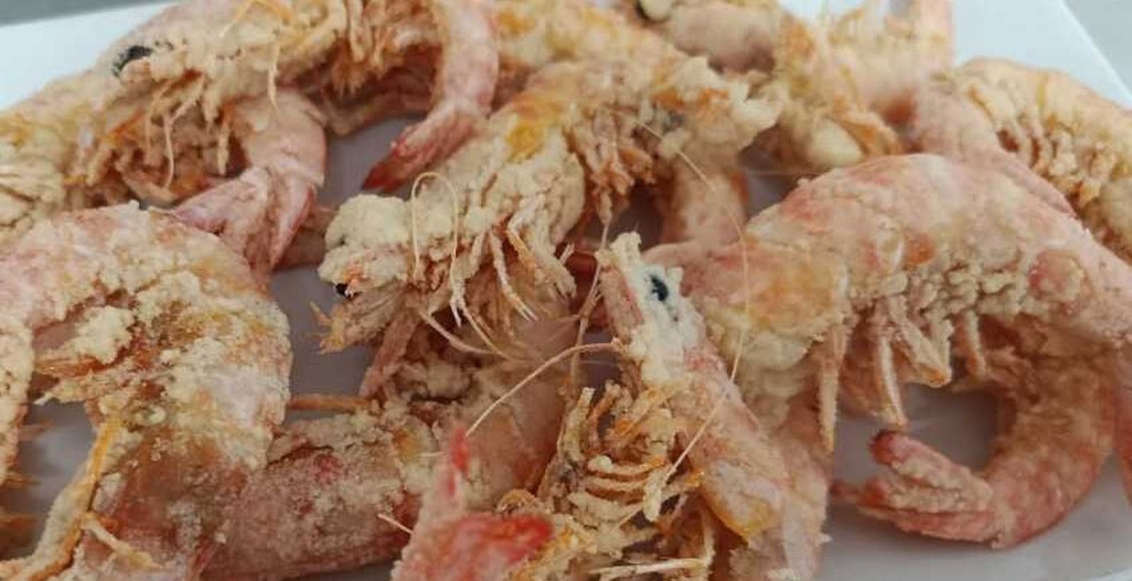 Un plato de pescaíto frito.