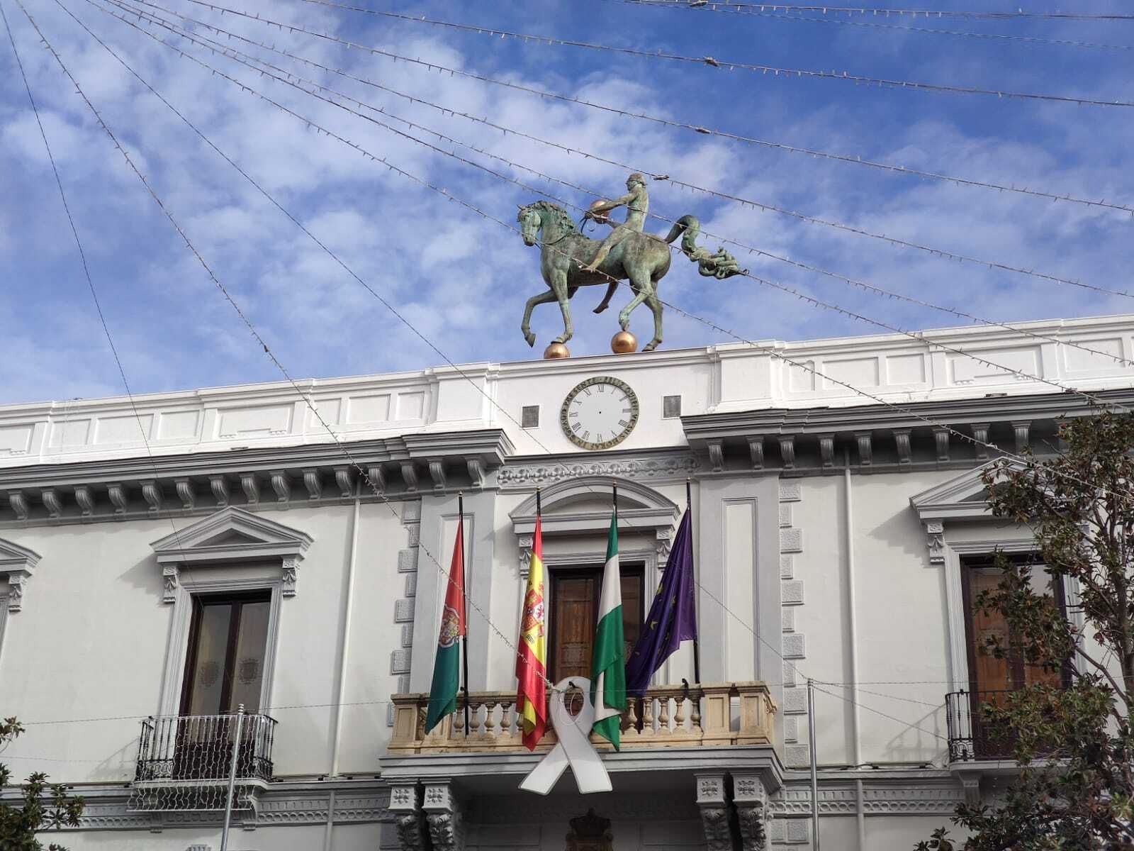 El reloj no tiene manecillas y ya está en proceso de arreglo.