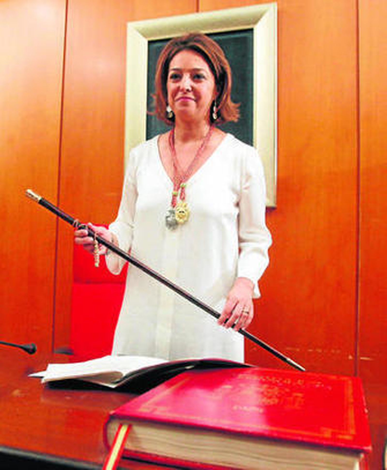 Isabel Ambrosio, con el bastón de mando del Ayuntamiento.