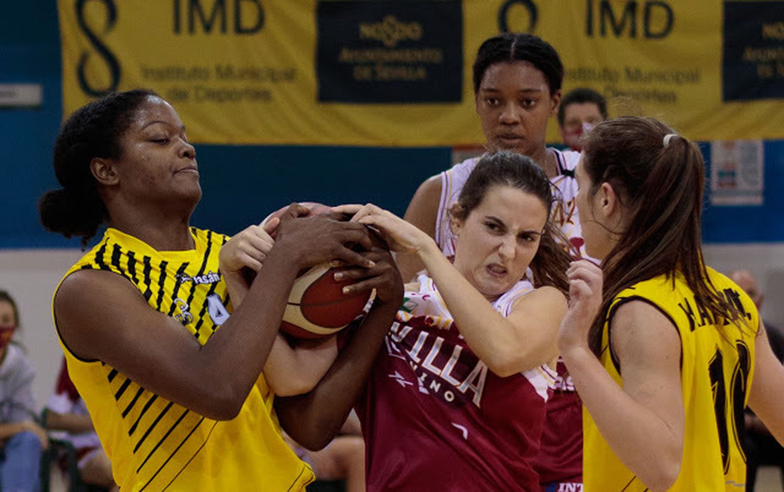 La lucha no faltó nunca en el partido del Tecnigen contra Paterna.