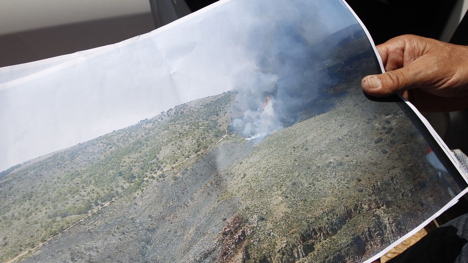 Imagen de la primera columna de fuego y humo avistada por un medio aéreo.