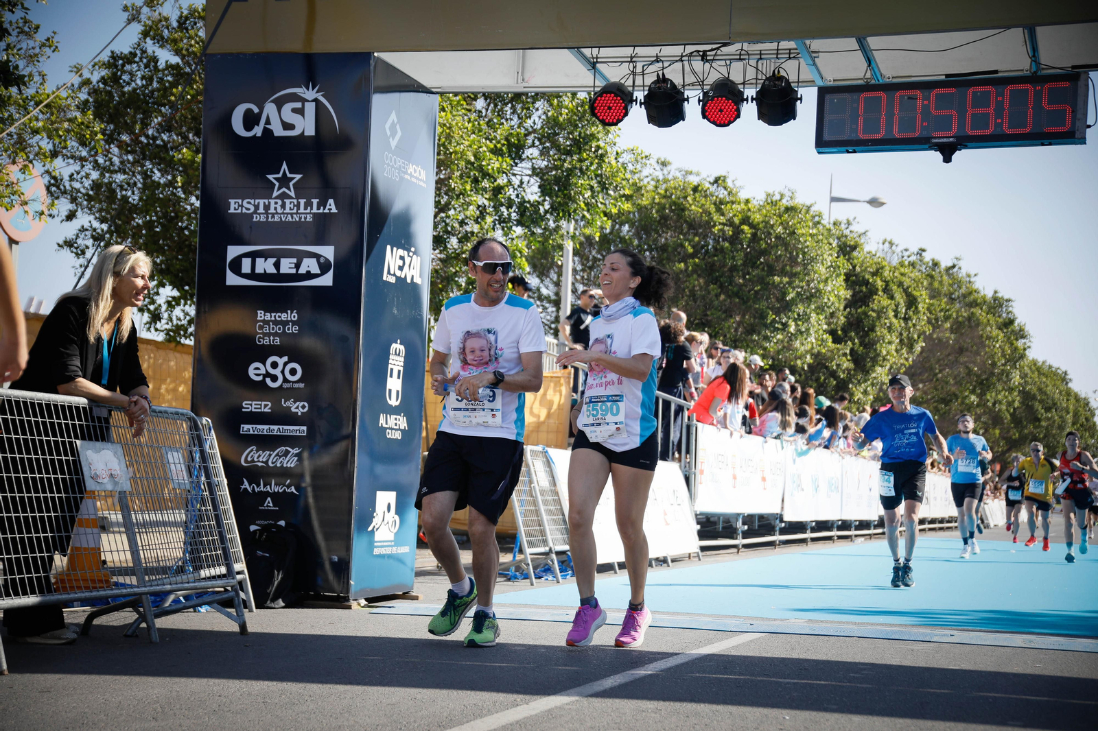 Imágenes de la llegada de la Media maratón Ciudad de Almería
