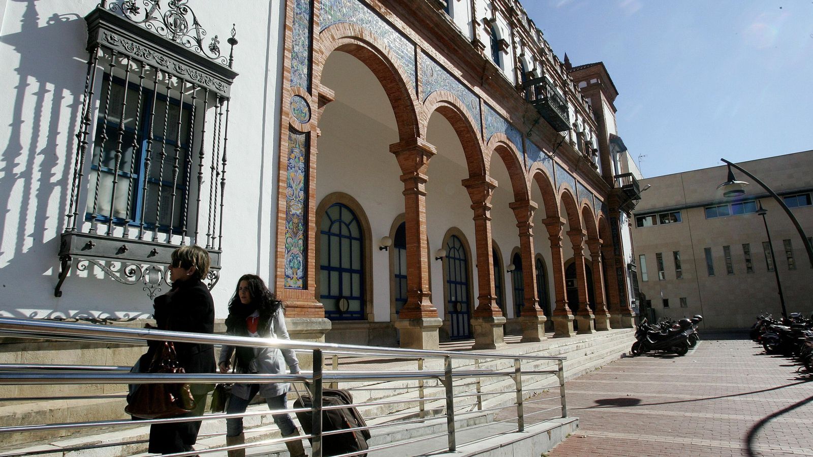 La estación de ferrocarril, un edificio de singular belleza
