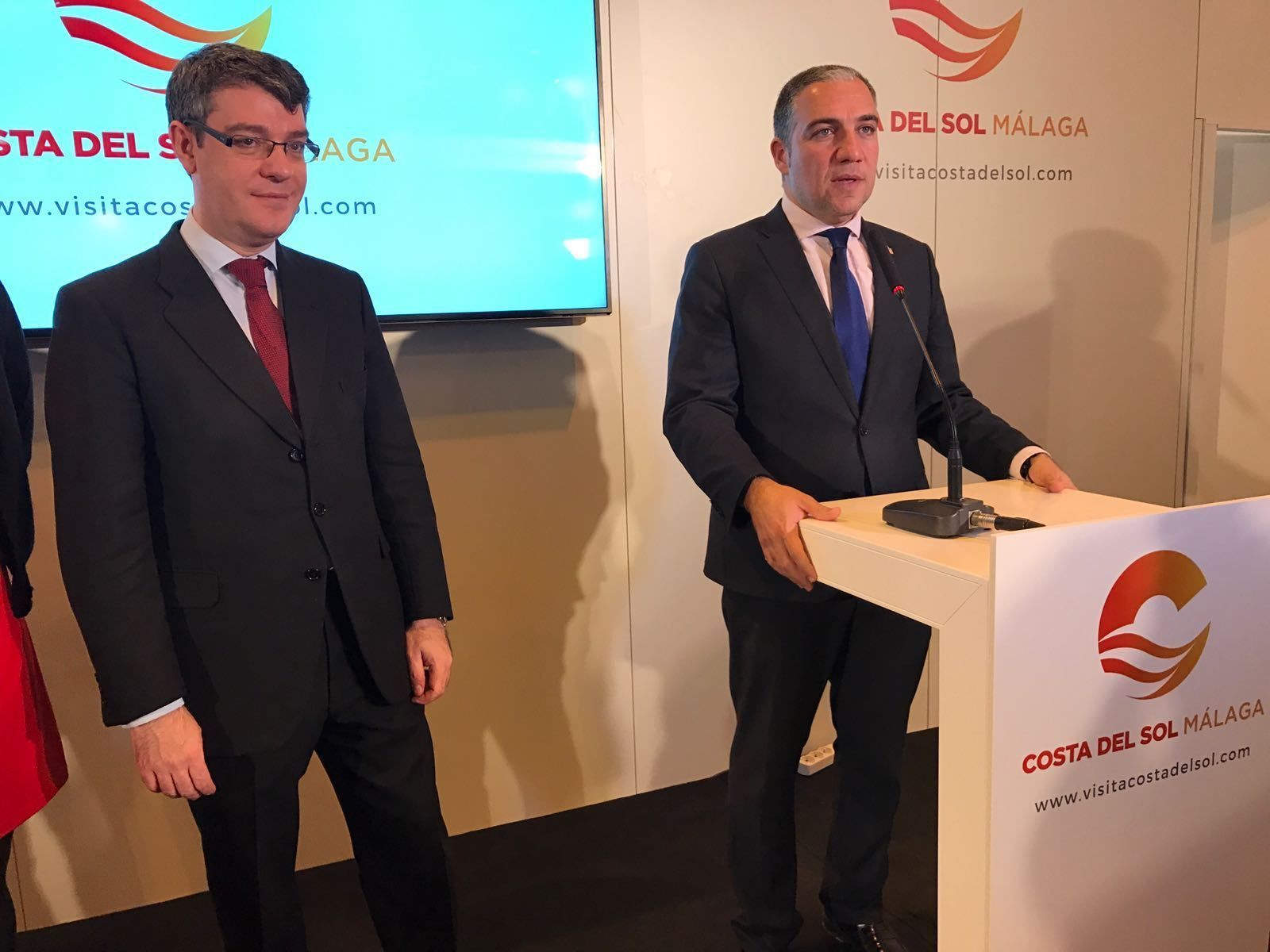 Bendodo (derecha) durante la rueda de prensa acompañado del ministro de Turismo.