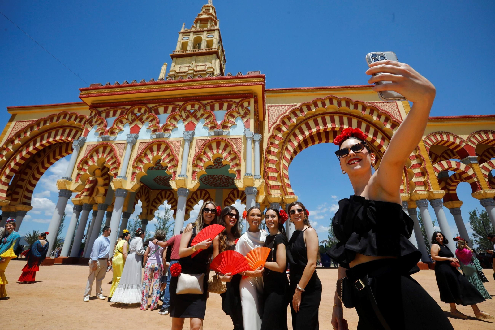 Varias feriantes se fotografían junto a la Portada.