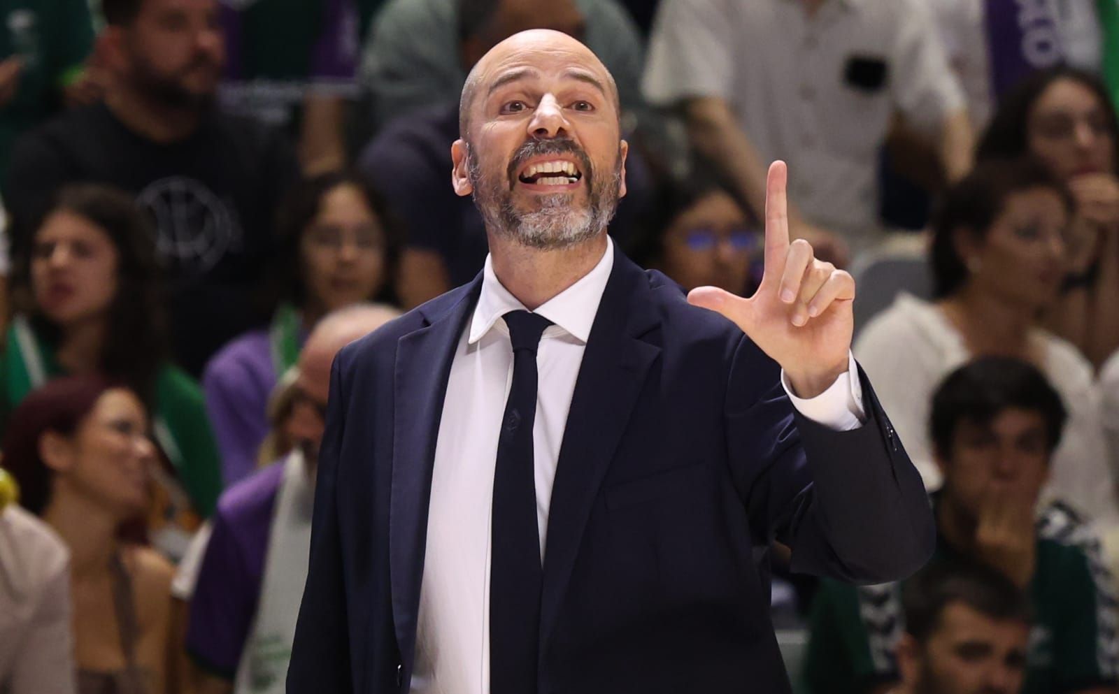 Peñarroya da una indicación durante el partido.