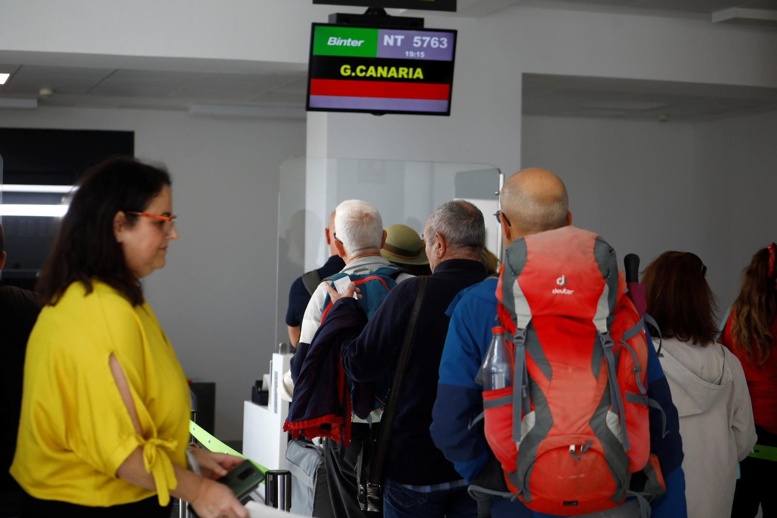 El aeropuerto de Córdoba recibe el primer vuelo de Binter desde Canarias, en imágenes