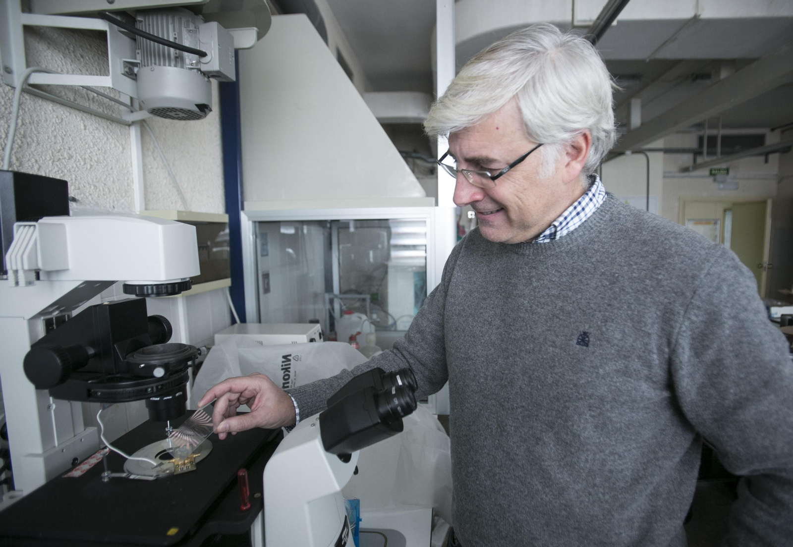 El catedrátrico Antonio Ramos, en uno de los laboratorios de la Facultad de Física.