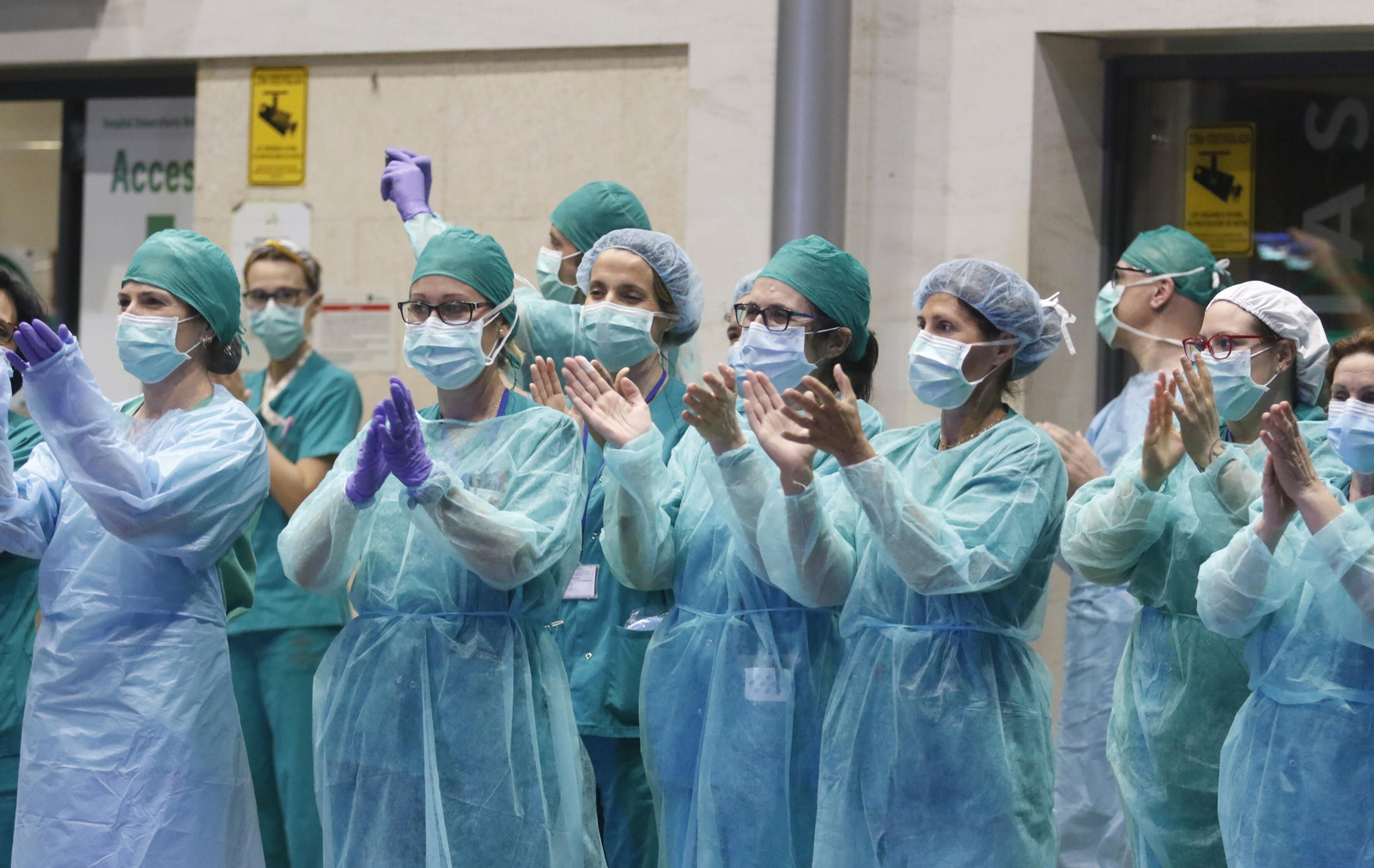 Los profesionales del Hospital Reina Sofía de Córdoba devuelven los aplausos de los cordobeses