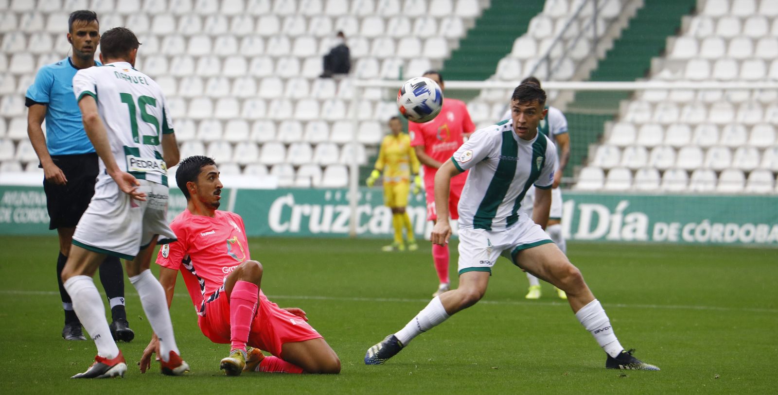 Manuel García Gómez, al fondo de la imagen, en el Córdoba CF - Tamaraceite de 2021.
