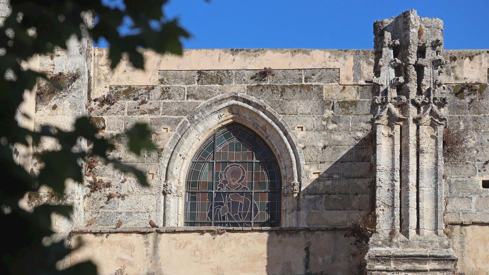 Una de las vidrieras, vista desde el exterior.