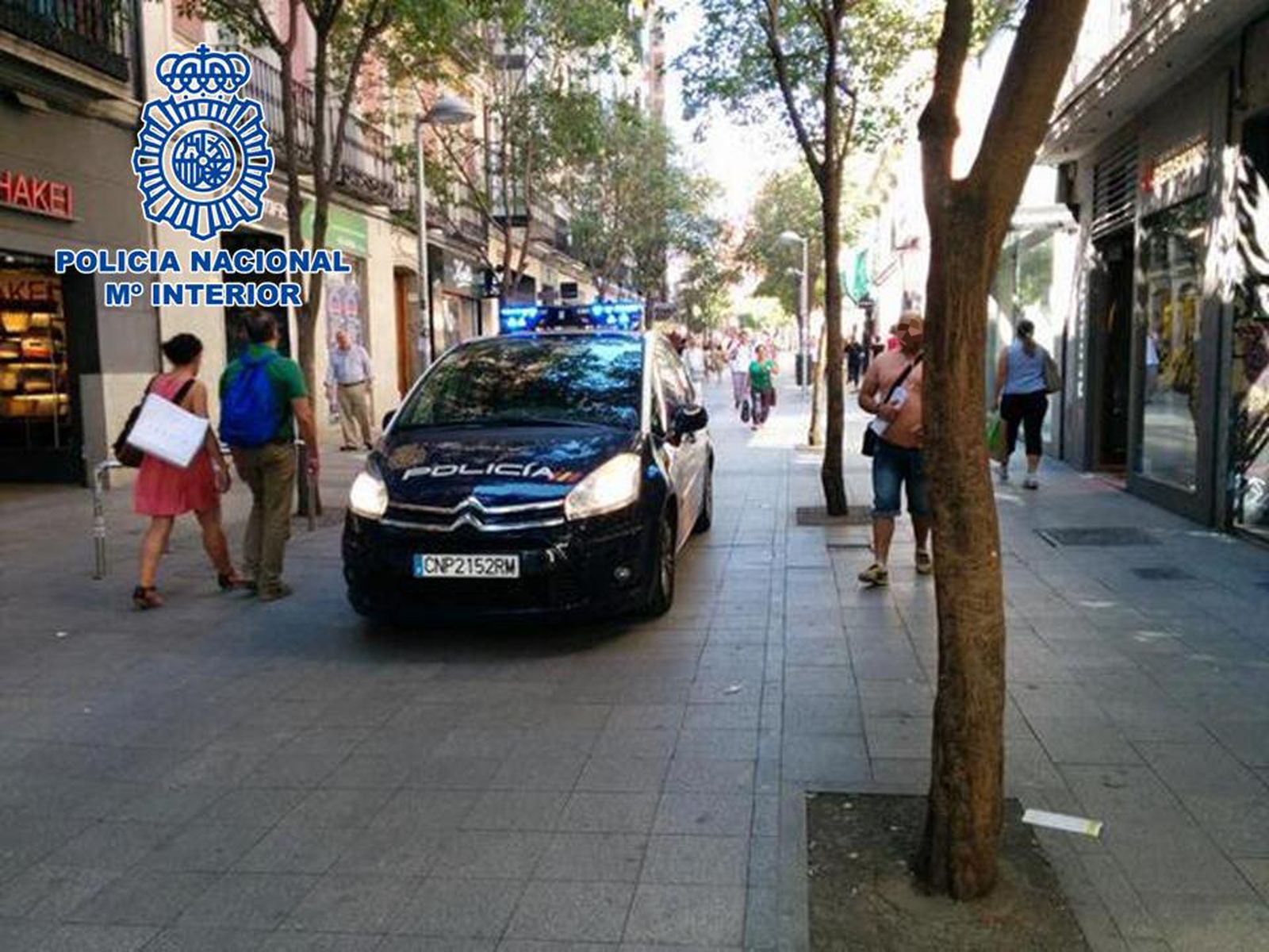 Imagen de archivo de un coche de la Policía Nacional en el centro de Granada.
