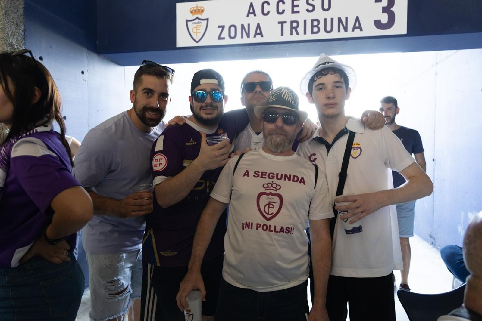 El épico recibimiento de la afición lagarta al Real Jaén, en imágenes