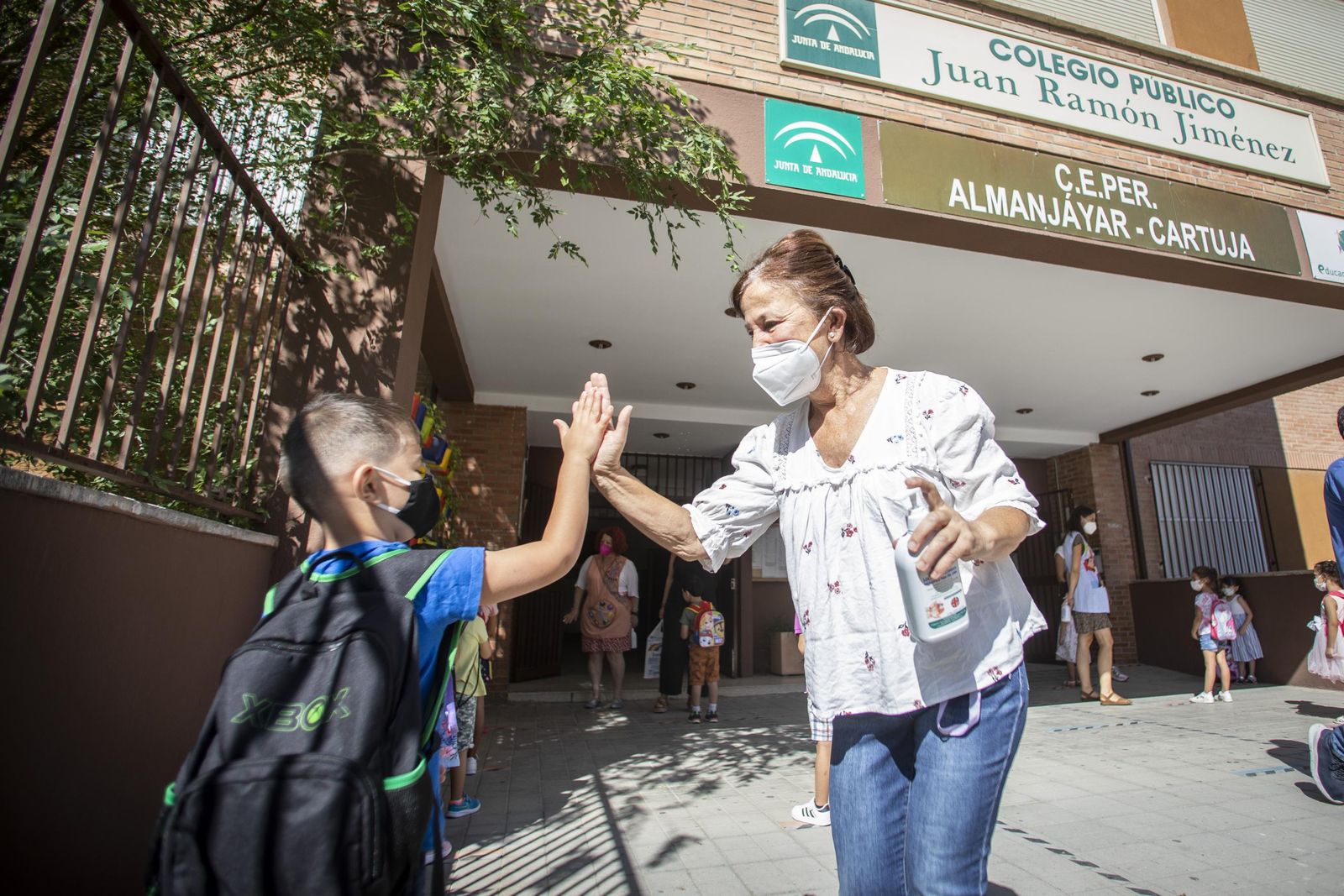 Casi 80.000 alumnos de Granada pasan su último fin de semana libre antes de volver al cole