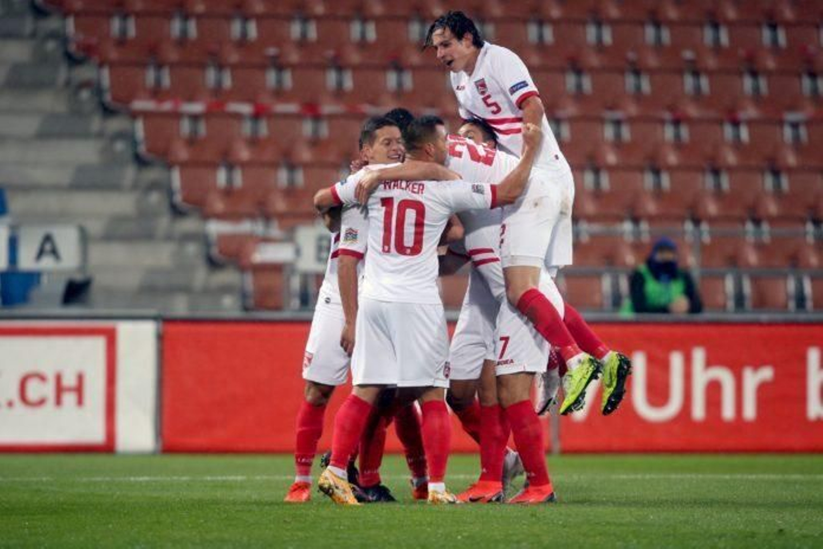 Los jugadores de Gibraltar festejan el tanto de De Barr