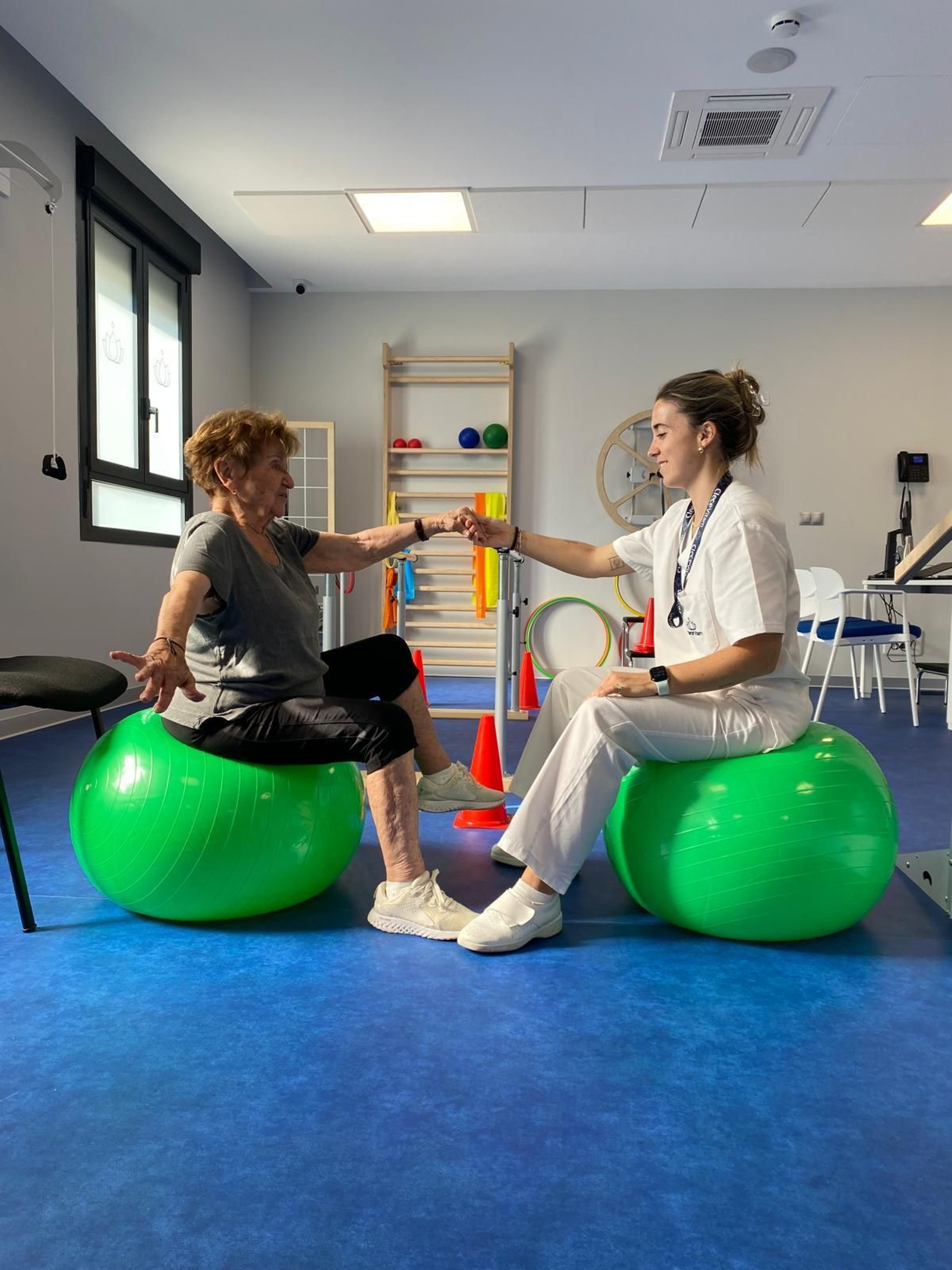 Una usuaria en su sesión de fisioterapia Una usuaria en su sesión de fisioterapia
