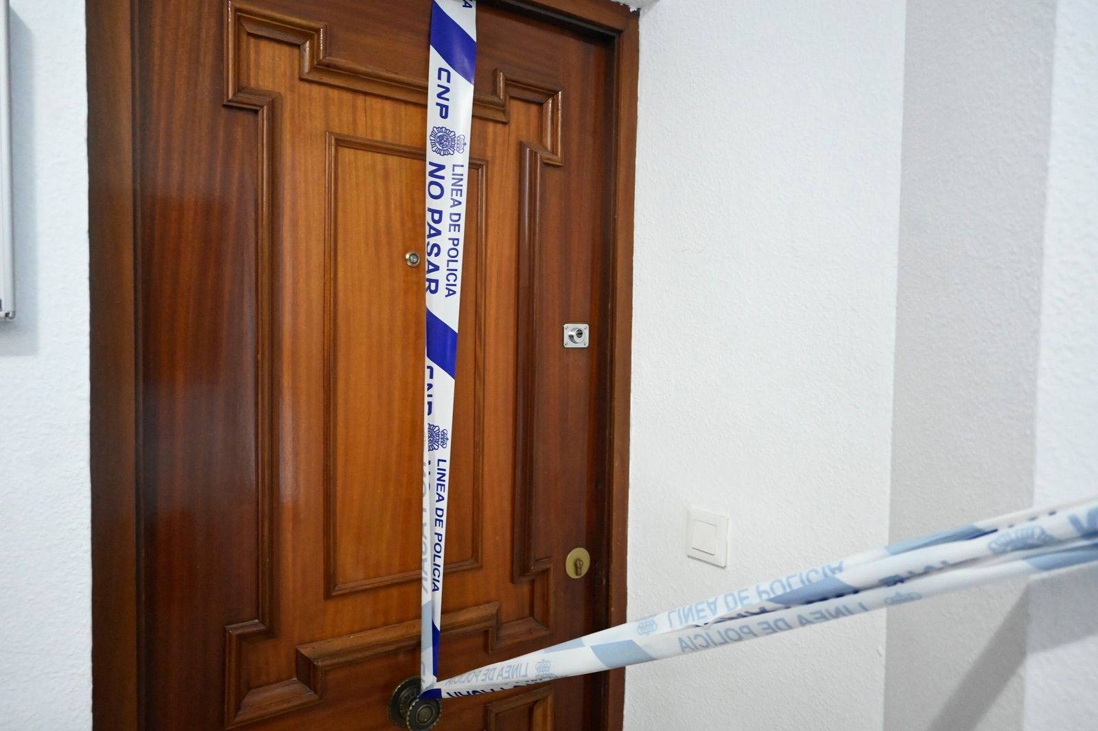 La puerta de la vivienda donde se produjo el crimen, precintada.