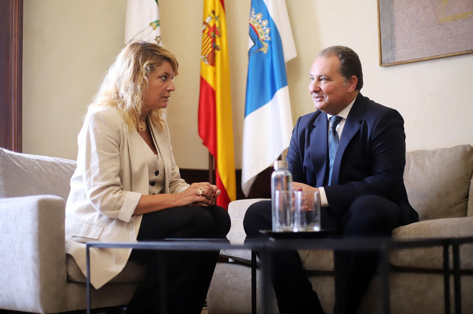 Imágenes del encuentro de Pilar Miranda con David Toscano en el Ayuntamiento de Huelva
