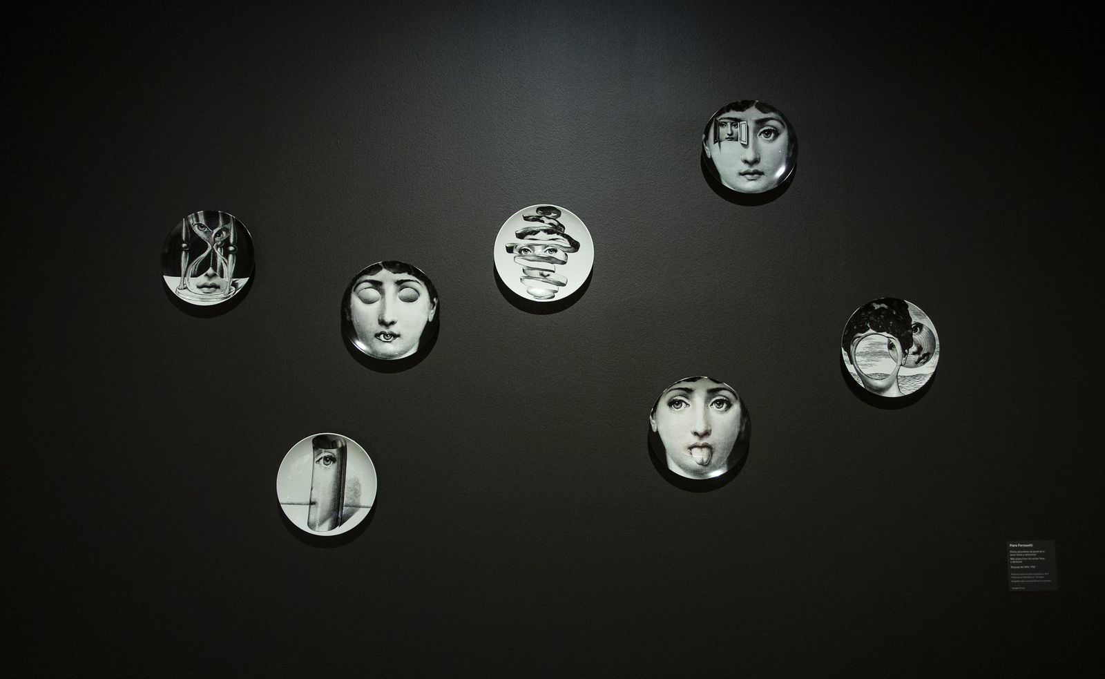 Platos de pared de la serie ‘Tema e Variazioni’ incluida en la muestra de Caixafórum Sevilla.