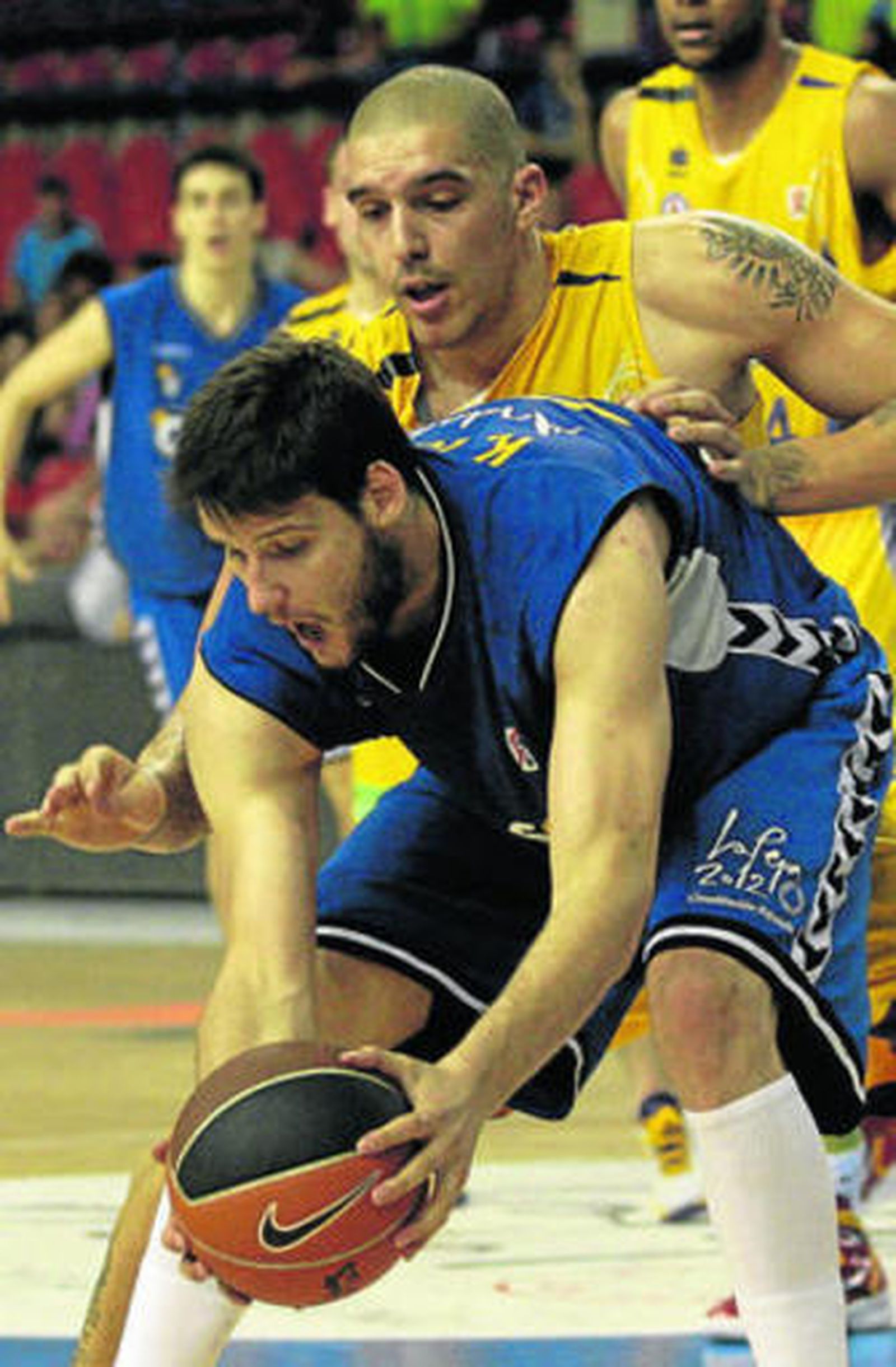 Ivanov esconde el balón ante Nacho Martín el pasado domingo.