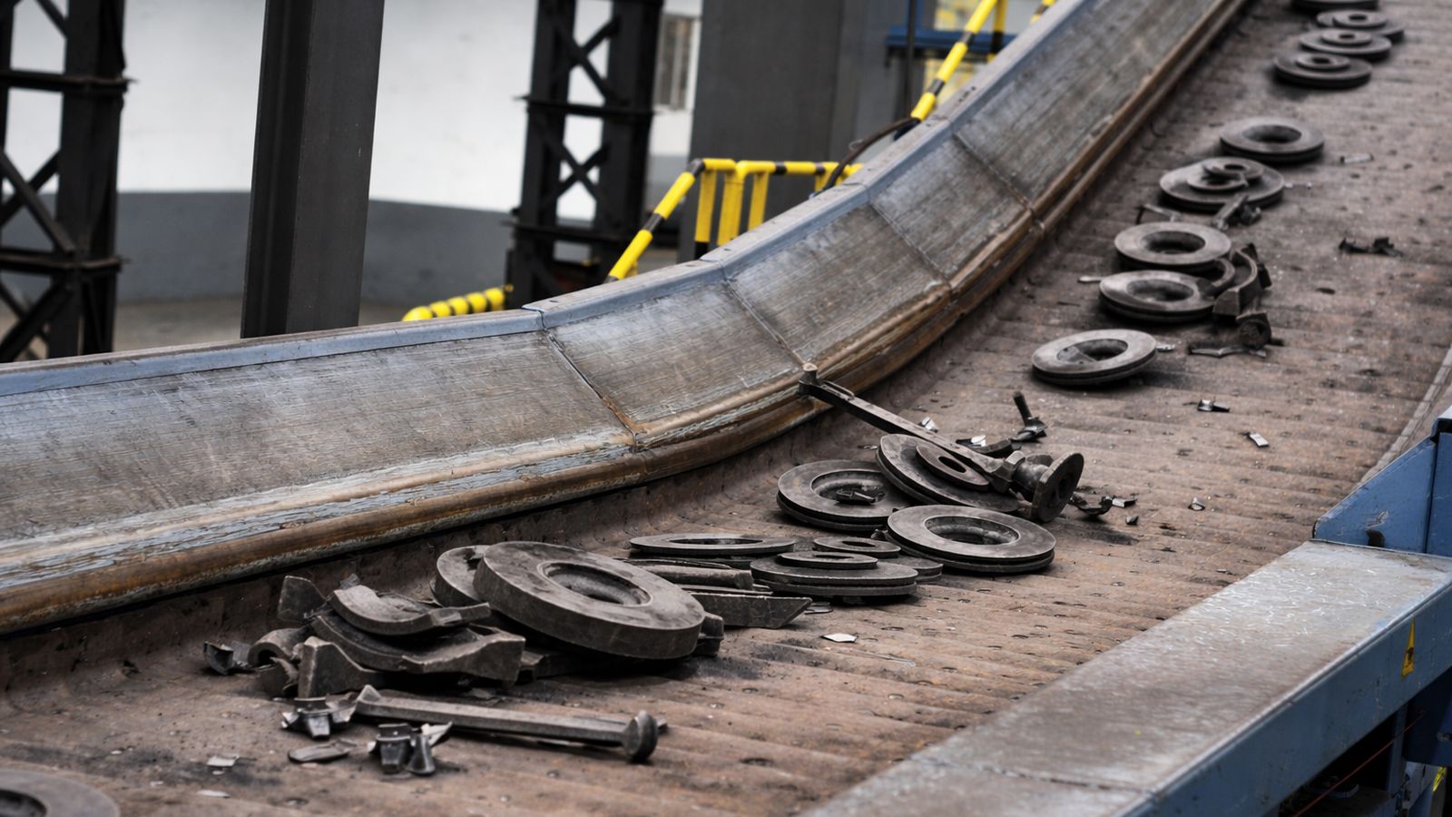Una vez enfriadas y fuera de los moldes las piezas fabricadas van, por cintas, camino de procesos como el de pulido junto a elementos que volverán a fundirse..