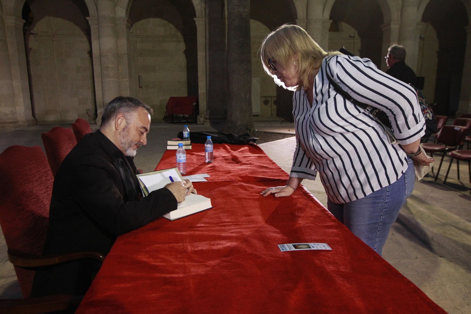 El escritor Jesús Sánchez Adalid, protagonista de Diario de los Libros, en la Catedral de Almería