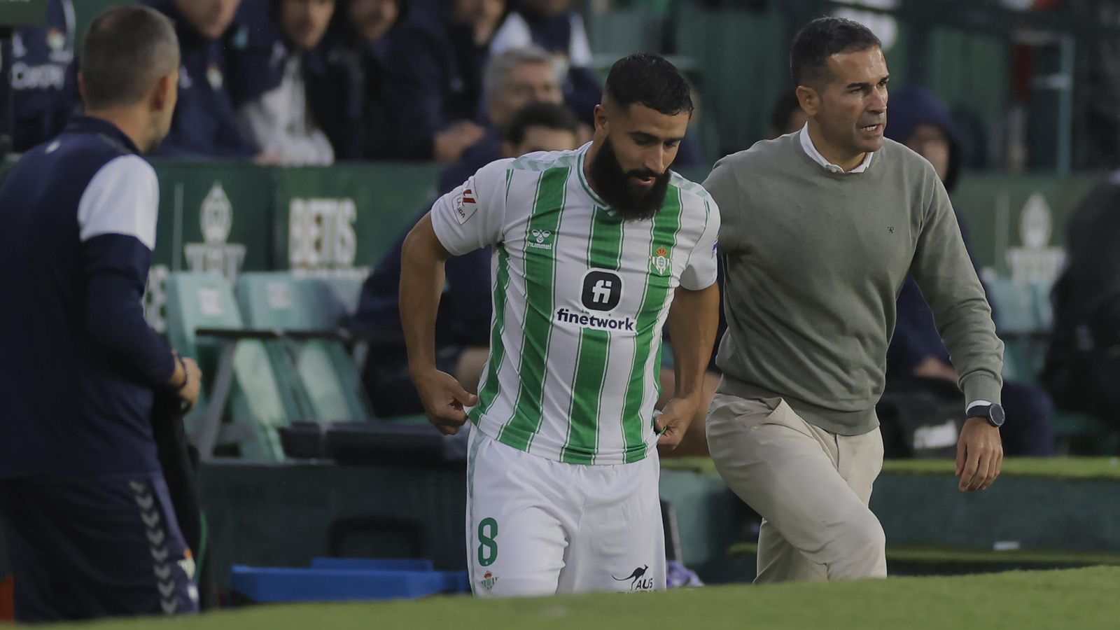 Fekir se dispone a ingresar en el campo con Fernando a su lado.