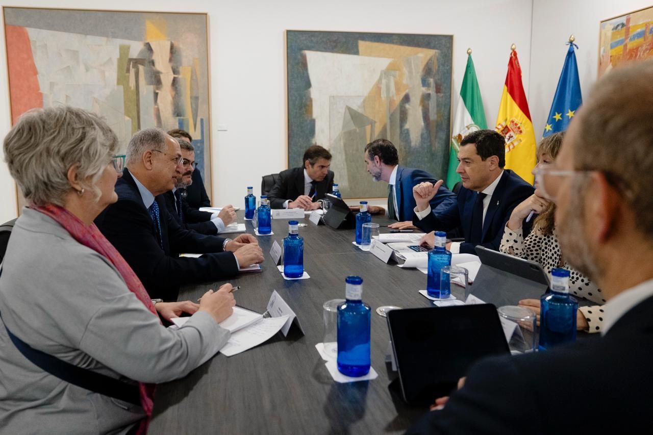 Juanma Moreno le entrega al comisario europeo de Pesca un dosier con las principales propuestas del sector andaluz