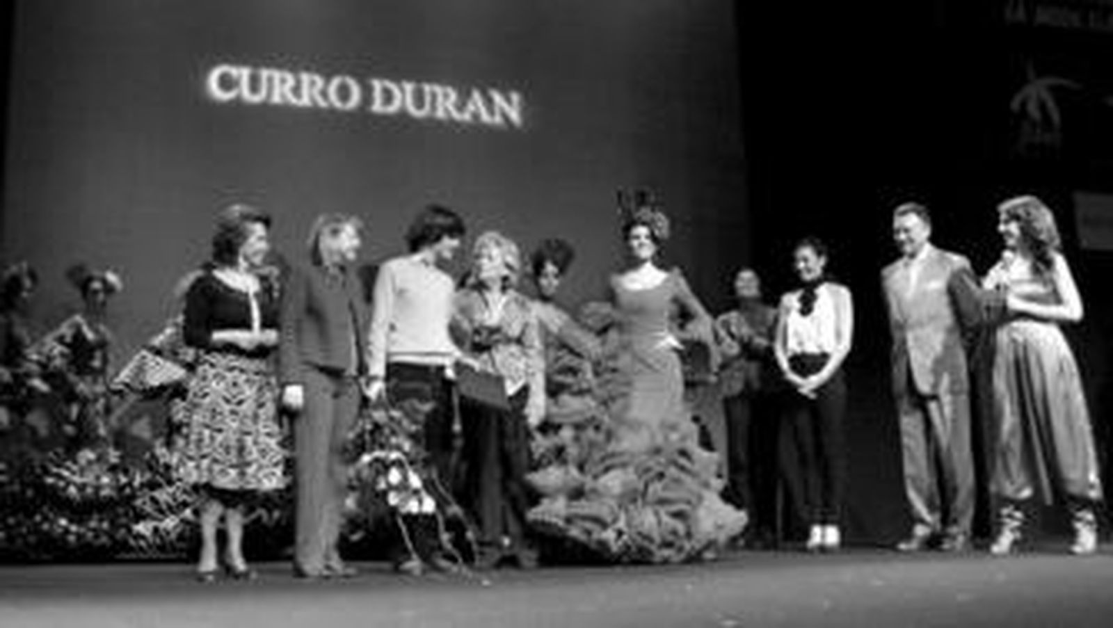 El diseñador Curro Durán recibe las felicitaciones por su colección tras ser nombrado ganador del certamen novel.