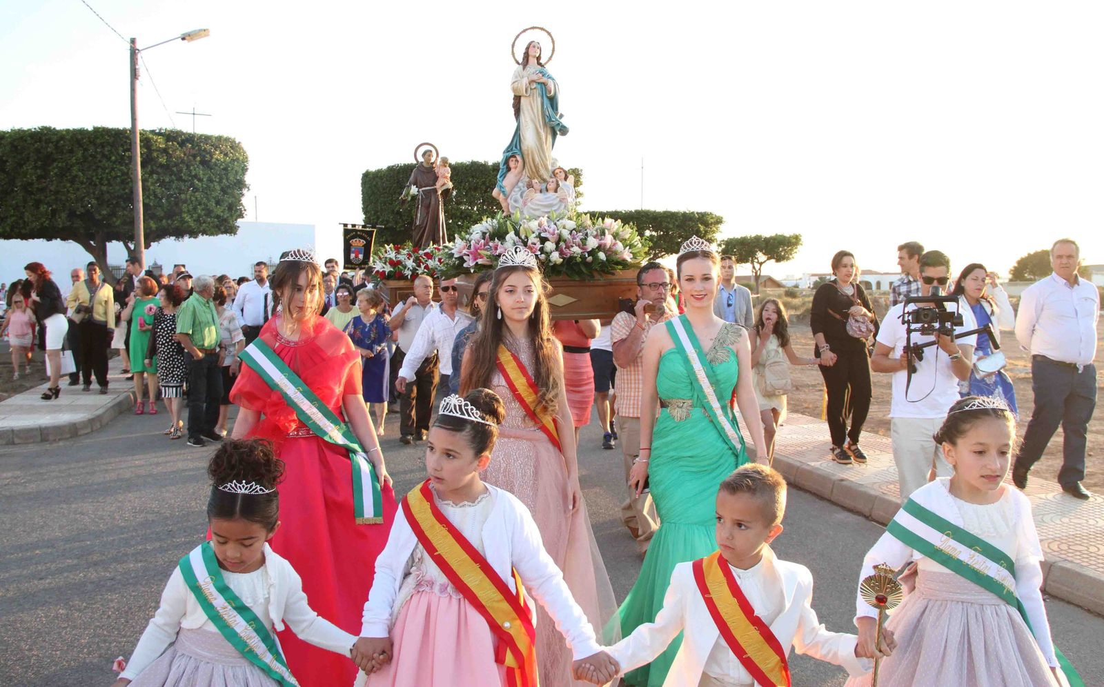 Reinas, Príncipe y Damas de las Fiestas acompañaron a las imágenes religiosas por Cortijos de Marín.