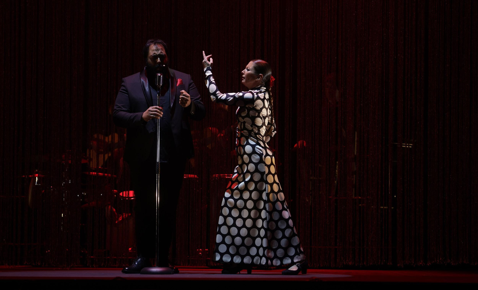 Sara Baras vestida por Luis F. Dos Santos en el escenario del Maestranza. Sara Baras vestida por Luis F. Dos Santos en el escenario del Maestranza.