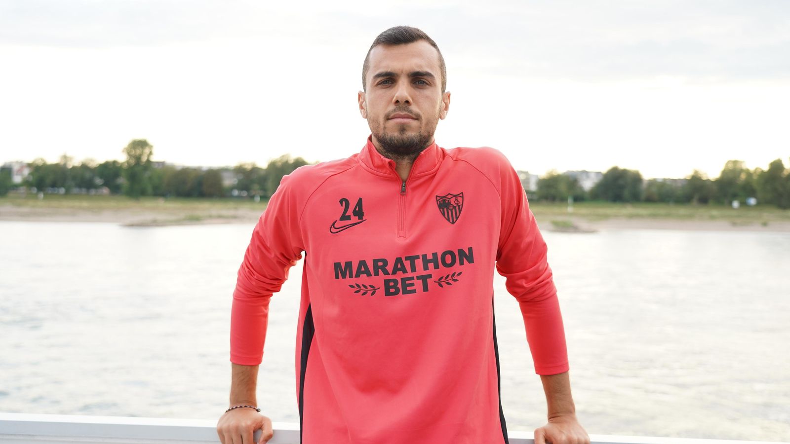 Joan Jordán posa en el barco durante el paseo del equipo por el Rhin.