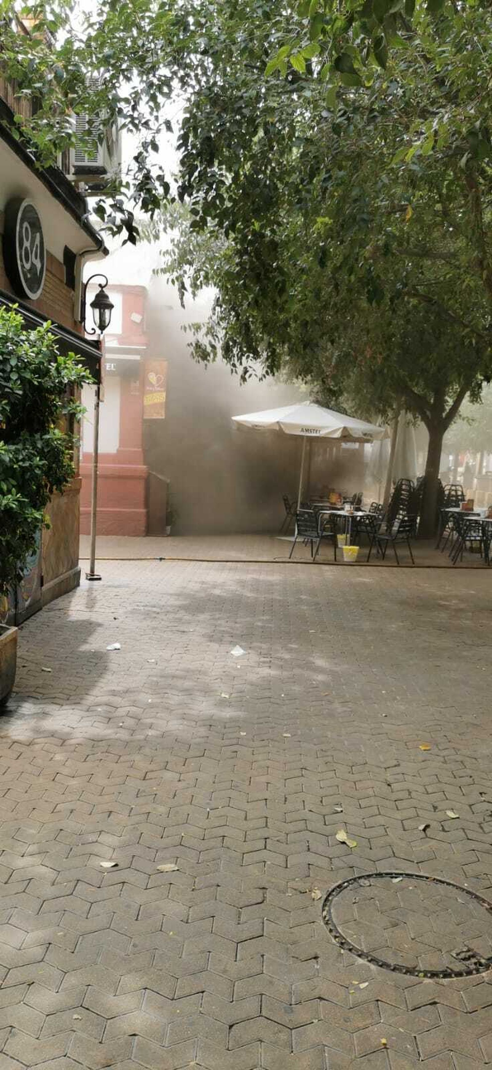 El humo sale del restaurante Arte y Sabor.