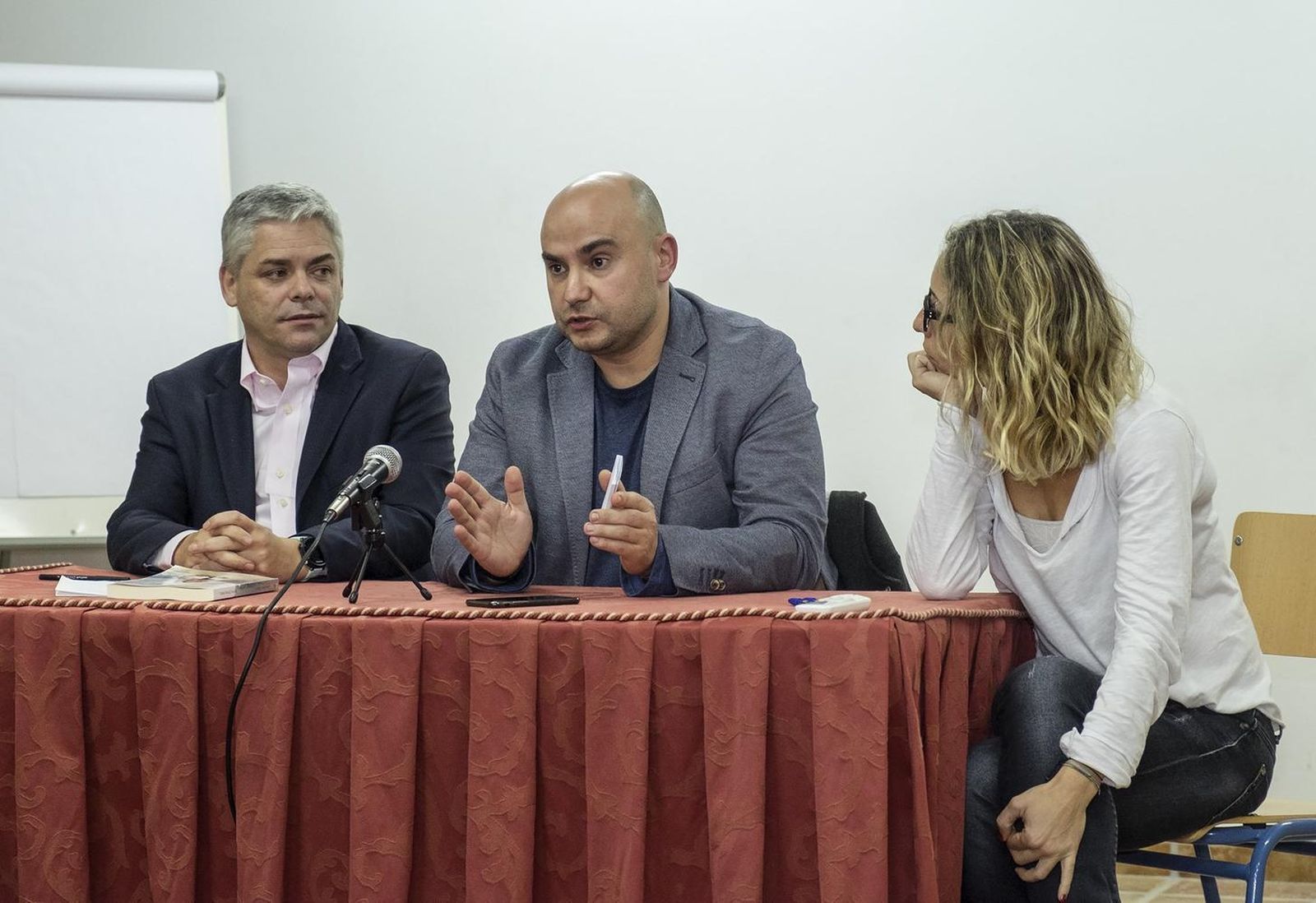 El periodista Antonio Muñoz (derecha) en la presentación de su libro.