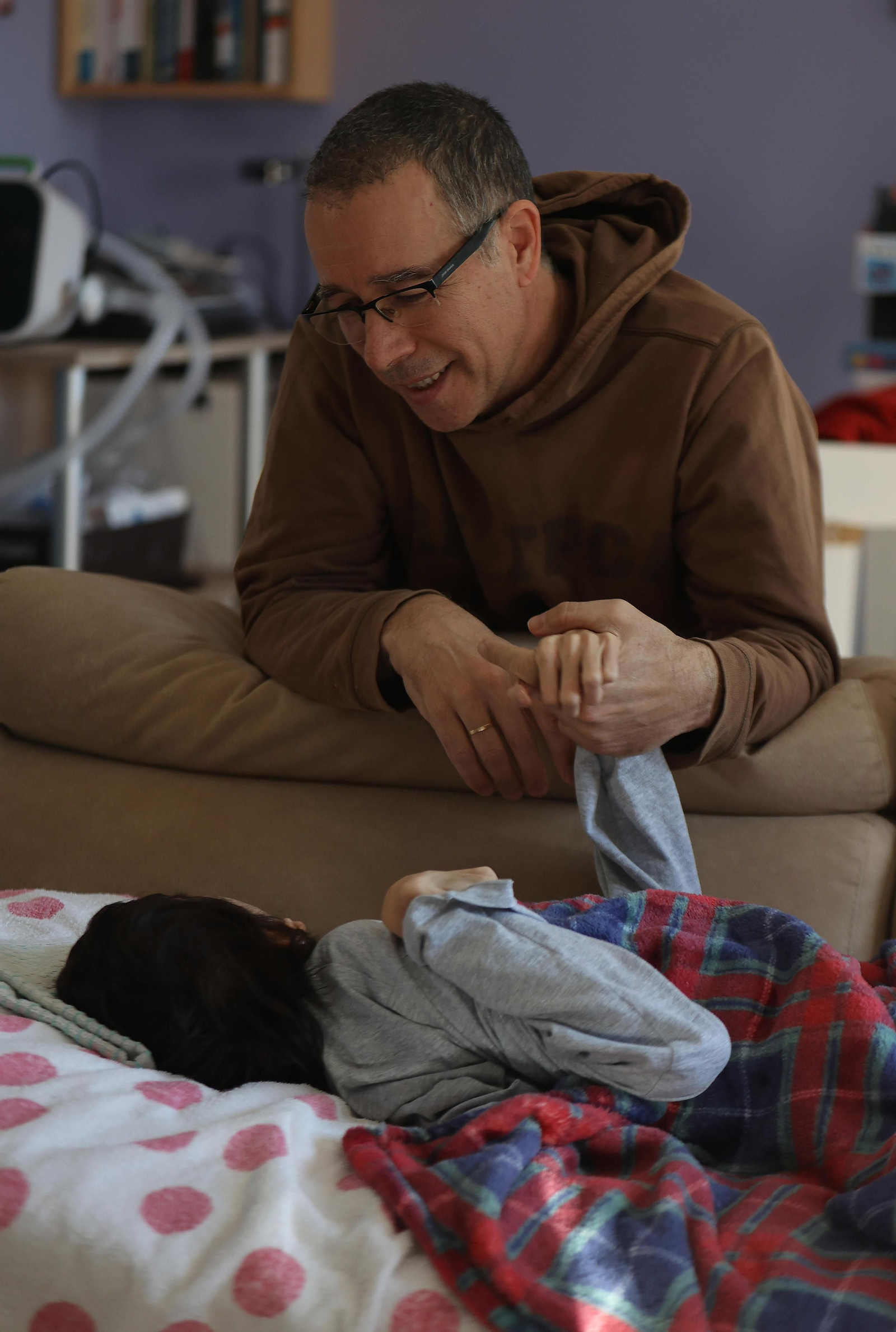 Gustavo atendido por su padre.