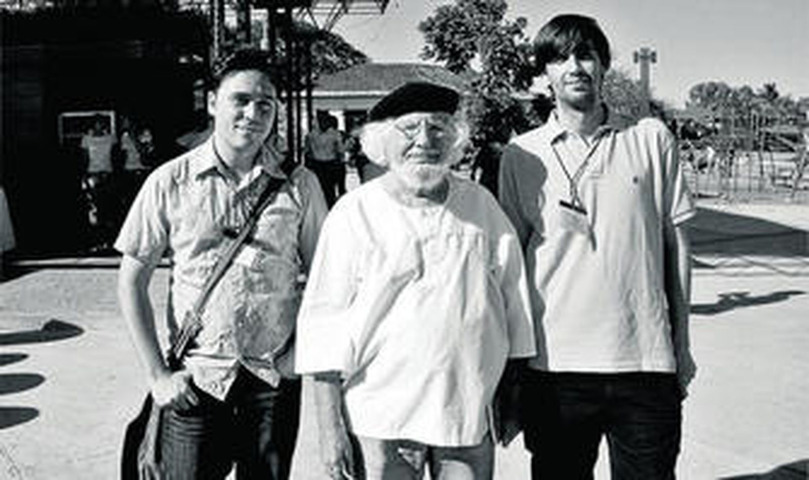Daniel Rodríguez Moya, a la izquierda, junto a Ernesto Cardenal y el también poeta Fernando Valverde.