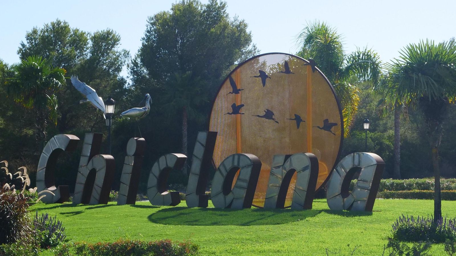 Rotonda de las Espátulas, entre la calle Marco Aurelio y la carretera de la Torre del Puerco.