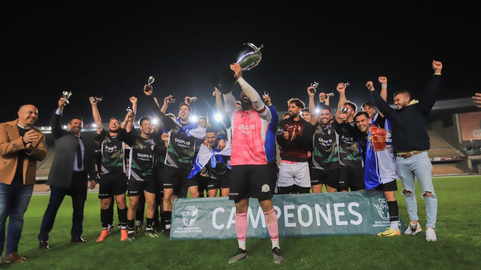 Kaski, capitán del Arcos, levanta la copa de campeón en Chapín.