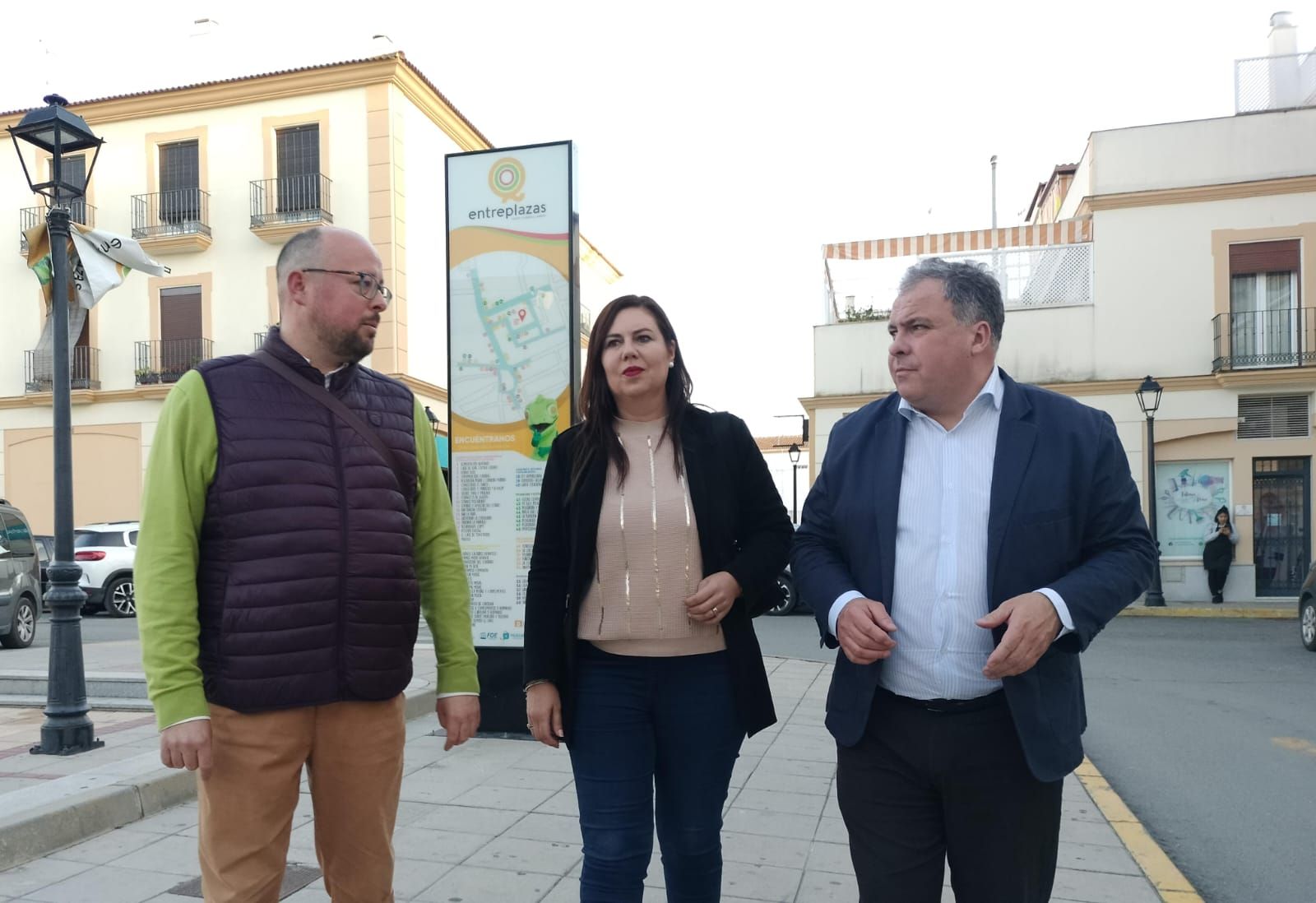 Juan Carlos Duarte en su visita a la Palma del Condado, donde ha mantenido un encuentro informativo con su alcaldesa y representantes de la Asociación Centro Comercial Abierto 'Entreplazas'.