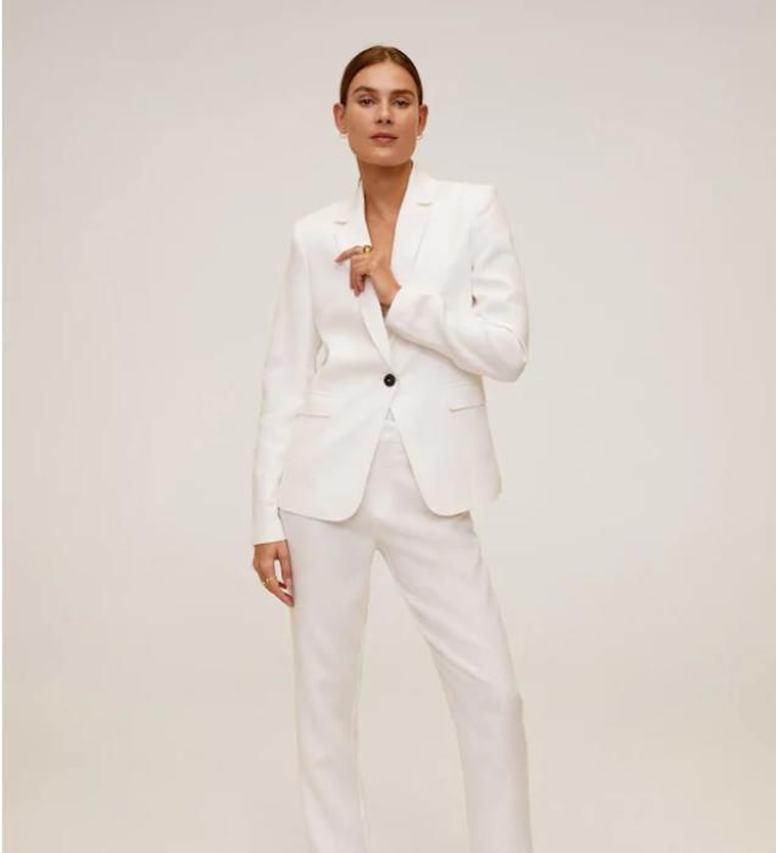 Chaqueta blanca de lino de Mango outlet.