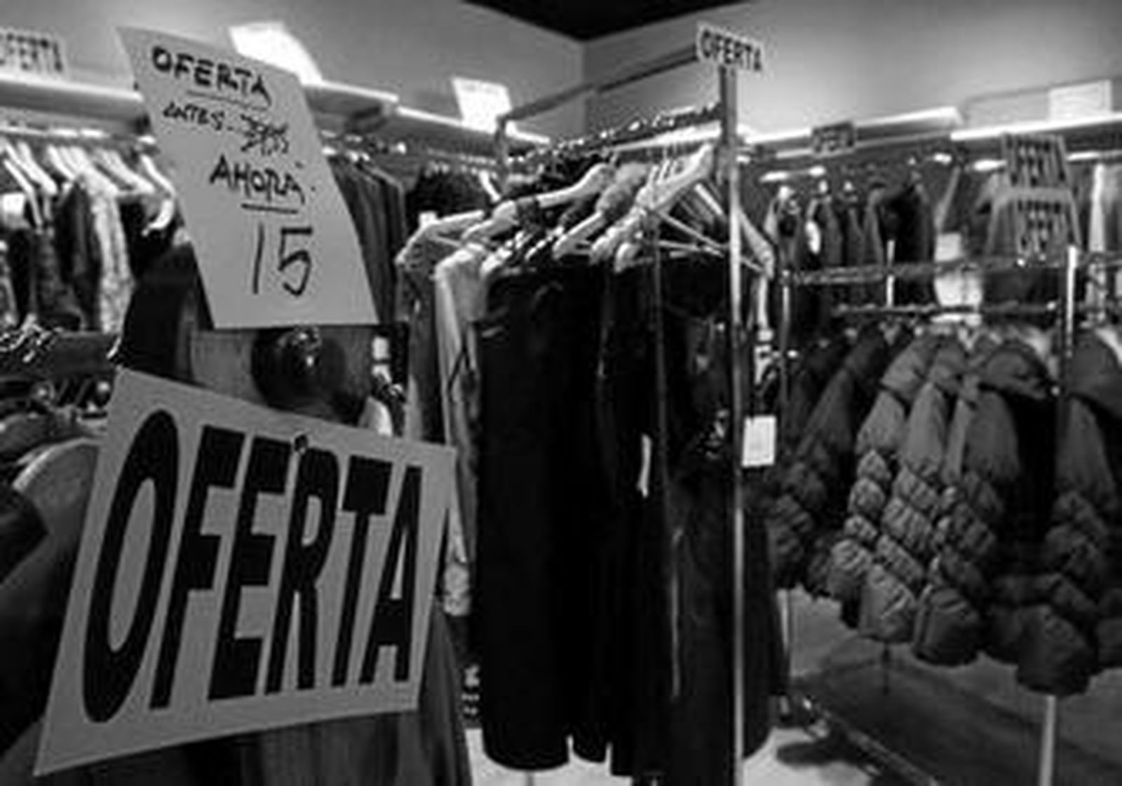 Imagen de uno de los establecimientos del centro que está liquidando la ropa de temporada por cierre.