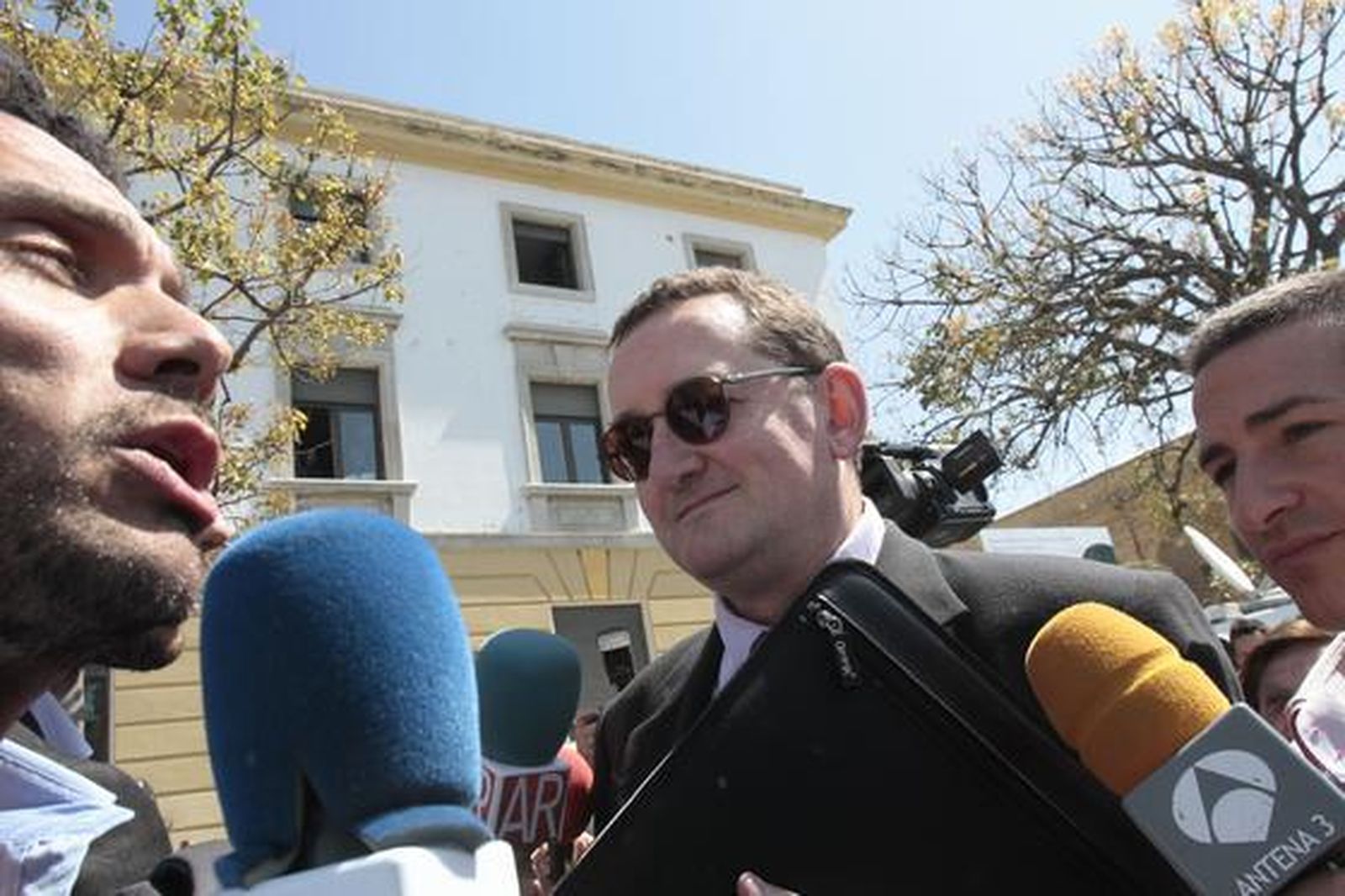 Prensa del corazón y curiosos aguardan en la puerta de la audiencia a los acusados en el segundo día del juicio por la ´Operación Karlos´.   Foto: Lourdes de Vicente