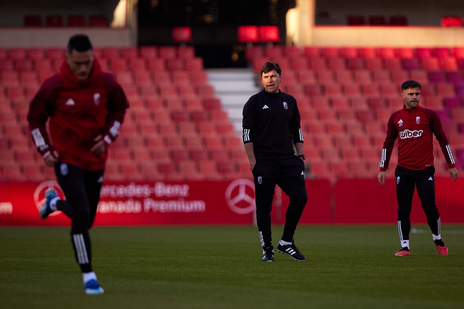 Las primeras imágenes del nuevo entrenador del Granada CF