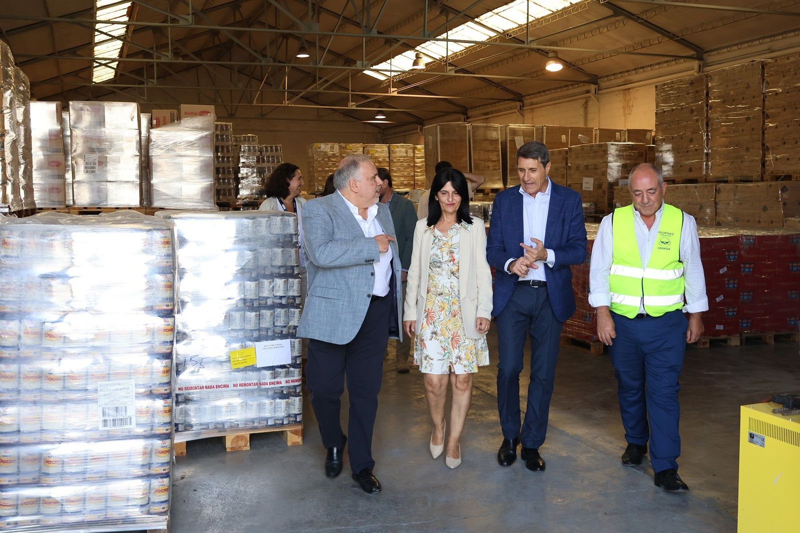 El delegado del Gobierno visita uno de los almacenes de recogida y distribución de alimentos.