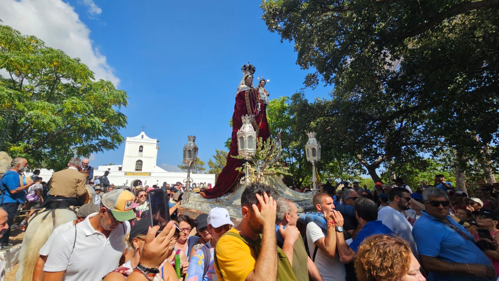 La salida de la Virgen de la Luz desde su Santuario.